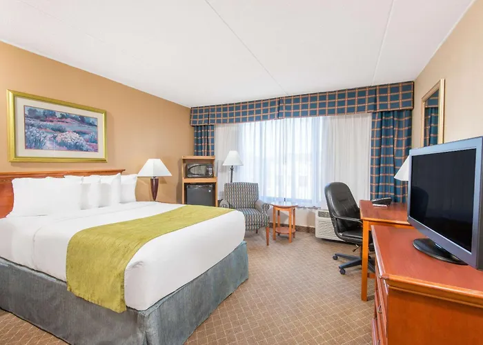 Ramada By Wyndham Cumberland Downtown